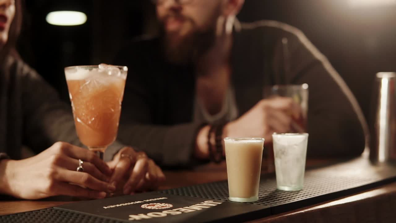amici che si godono un drink in un bar