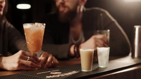 amigos disfrutando de bebidas en un bar