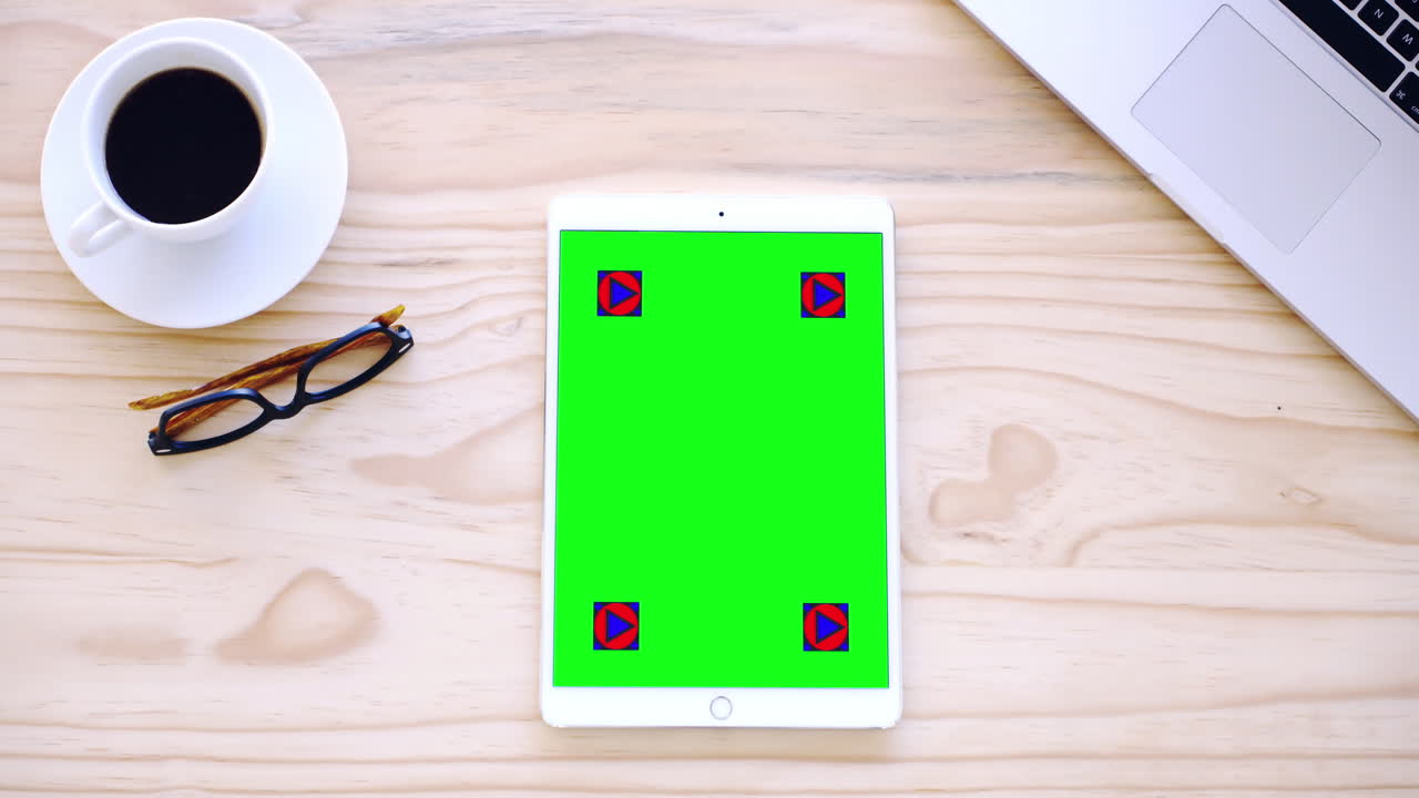 una tableta digital con una pantalla verde deslizante