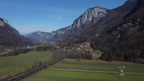 Un-Valle-Pintoresco-En-Los-Alpes-Franceses---Panorama-Aéreo