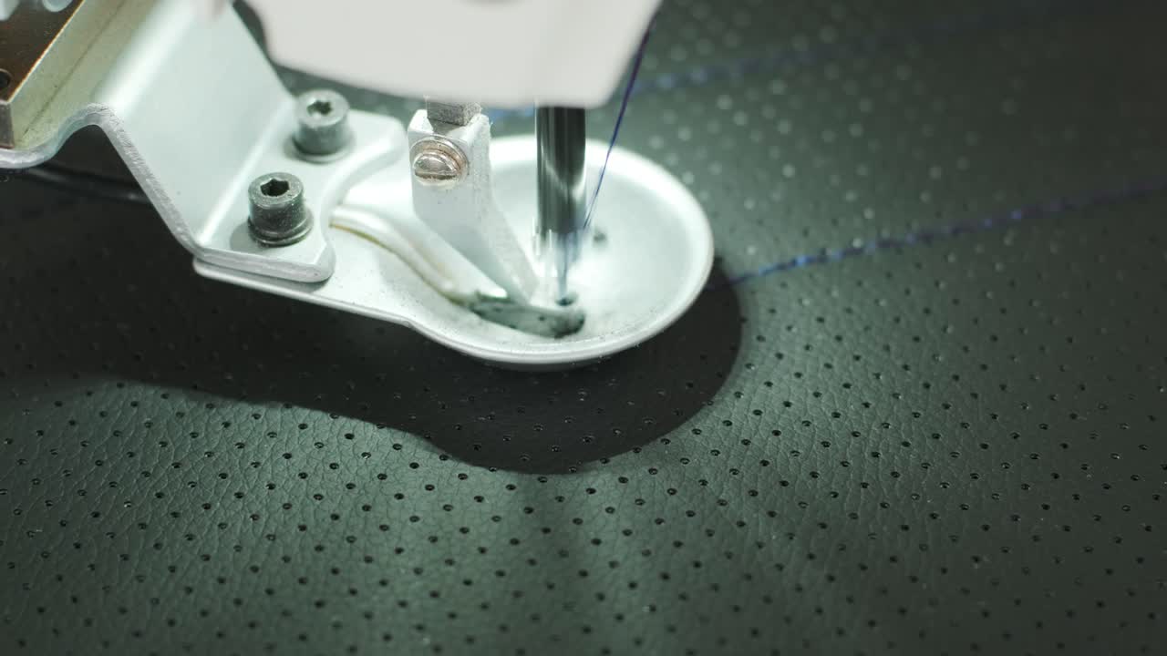 primer plano de la parte de trabajo de la máquina de coser con cuero. máquina de cosir cnc