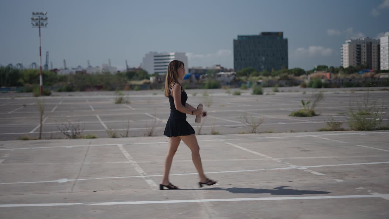 주차장에서 고 있는 여자