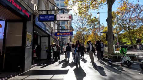 personas caminando por una calle soleada en melbourne