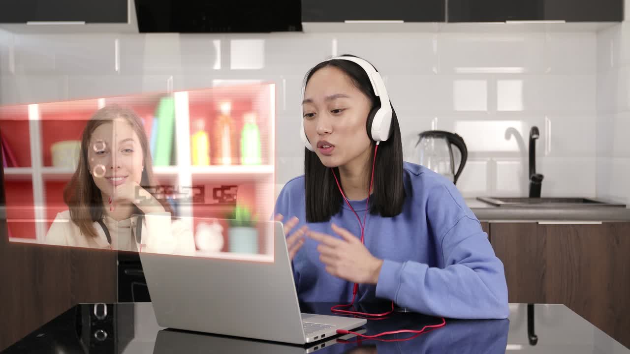 헤드폰을 착용한 아시아 여성이 온라인에서 소통합니다.