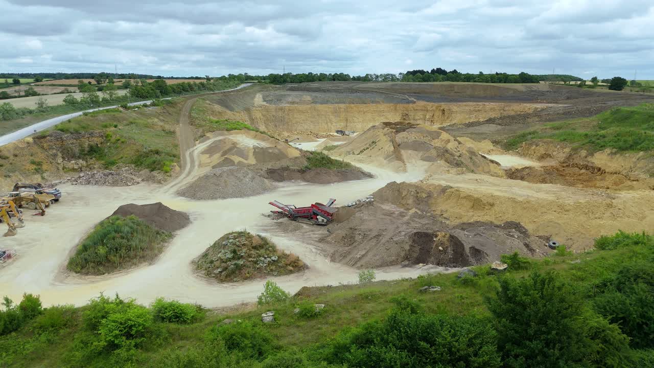 Drone-nedstigning over mineralutvinningsgroper, gravemaskiner og tunge kjøretøy nær Grantham