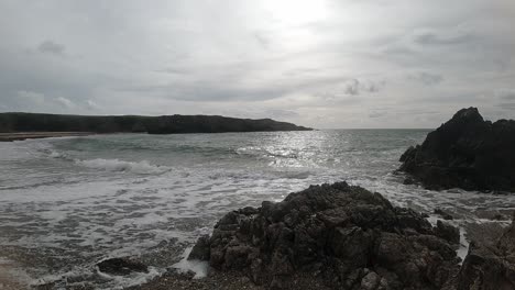 Reluciente-Cámara-Lenta-De-Las-Olas-Del-Océano-Rompiendo-Contra-La-Escarpada-Costa-Galesa-Al-Amanecer.