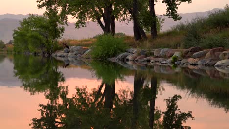 Spiegelung-Des-Sonnenuntergangs-über-Der-Seeoberfläche-Während-Der-Waldbrände-Ende-August-2020-In-Colorado