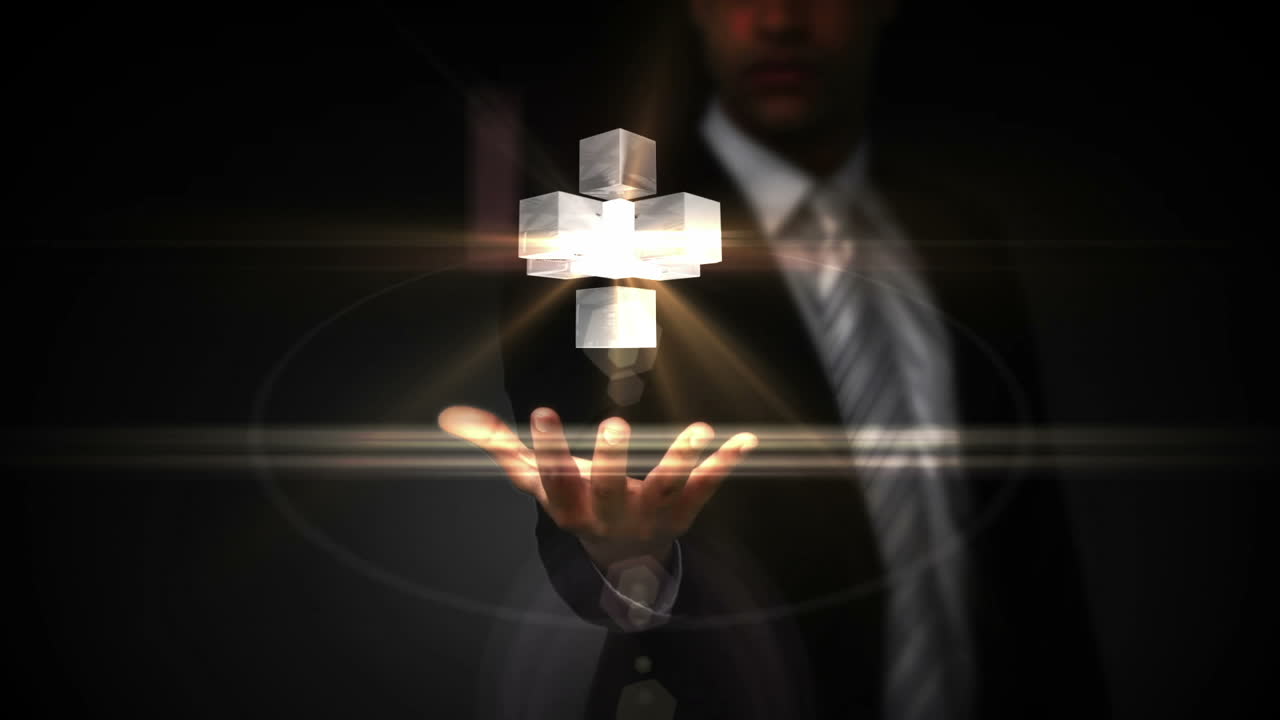 hombre de negocios presentando cubos holográficos