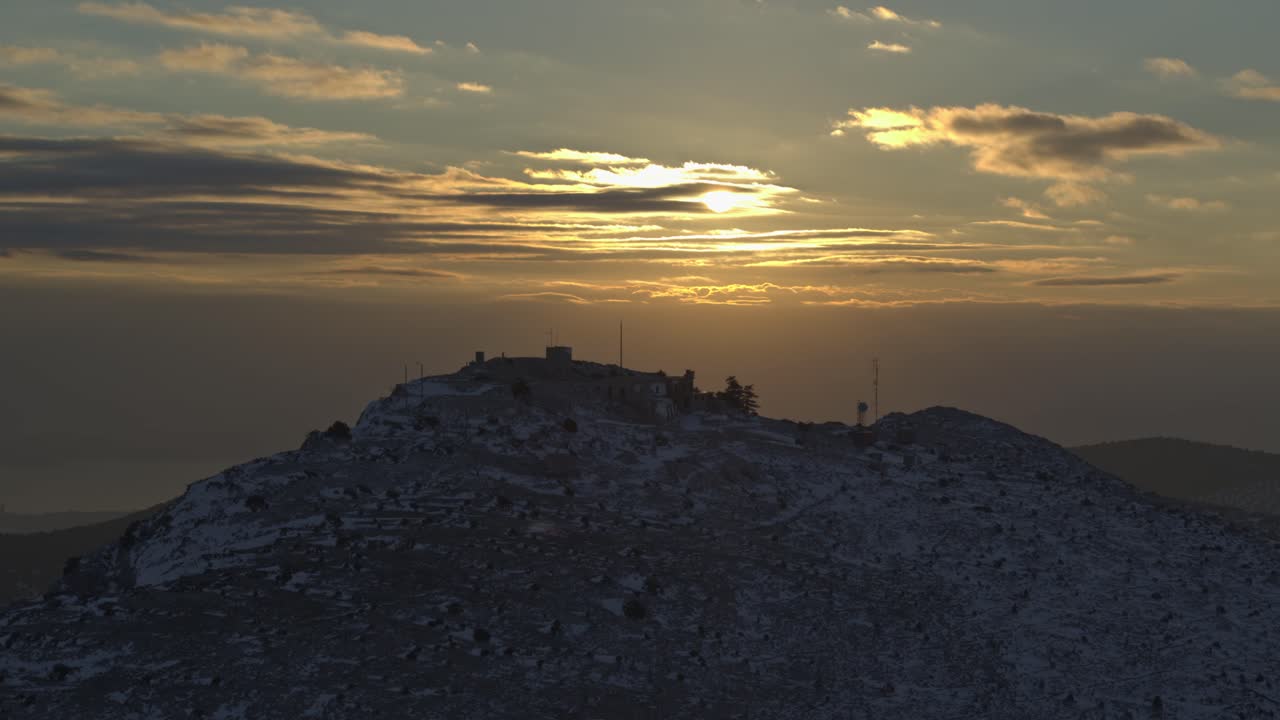 항공 - 눈 덮인 산 뒤에 구름이 있는 일몰 - dji 인스파이어 2 x7 50mm raw