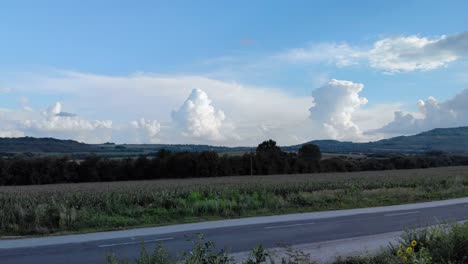 Tráfico-De-Carreteras-Y-Automóviles-Rodeado-De-Tierras-Agrícolas-4