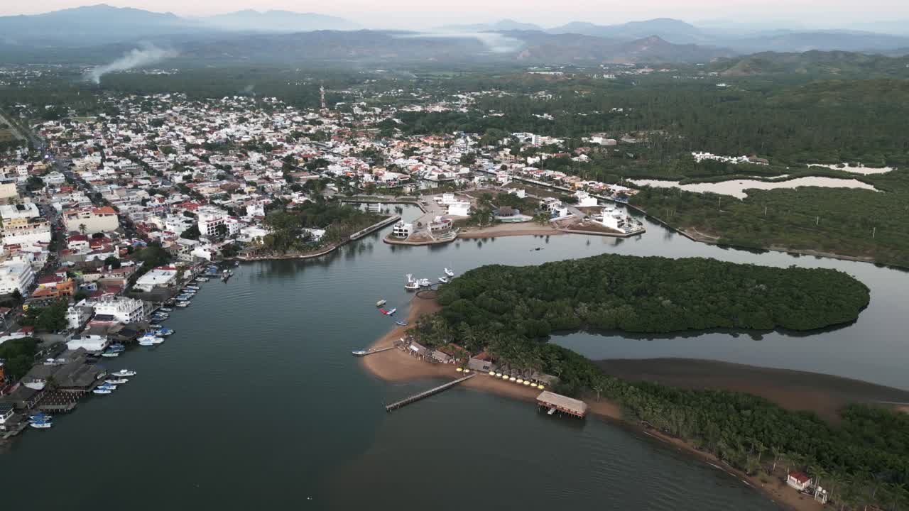 vista aérea de la laguna de barra de navidad, jalisco, méxico, ciudad turística de playa