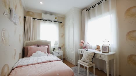 beautiful and stylish bedroom decoration idea with good lighting