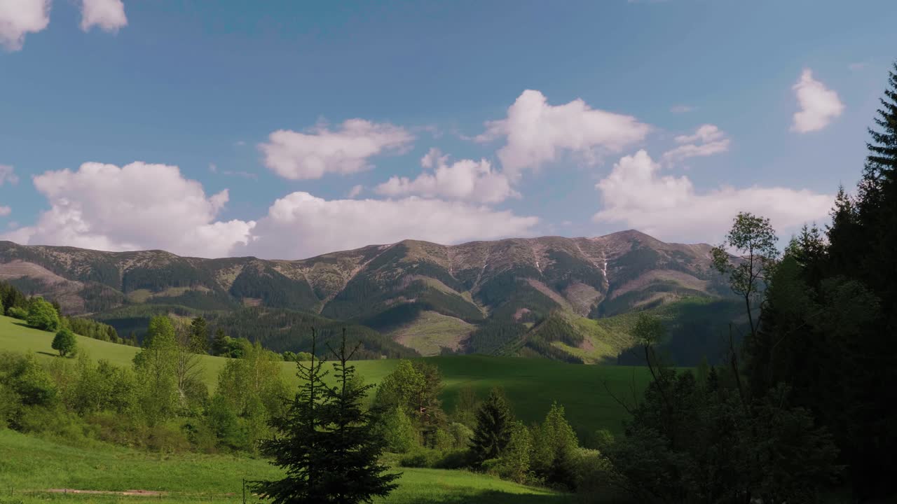 vista de la cresta del parque nacional low tatras en eslovaquia desde la distancia