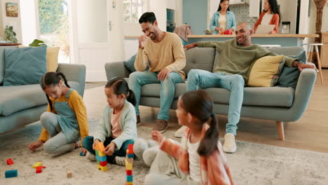 familia, sala de estar y niños jugando con juguetes