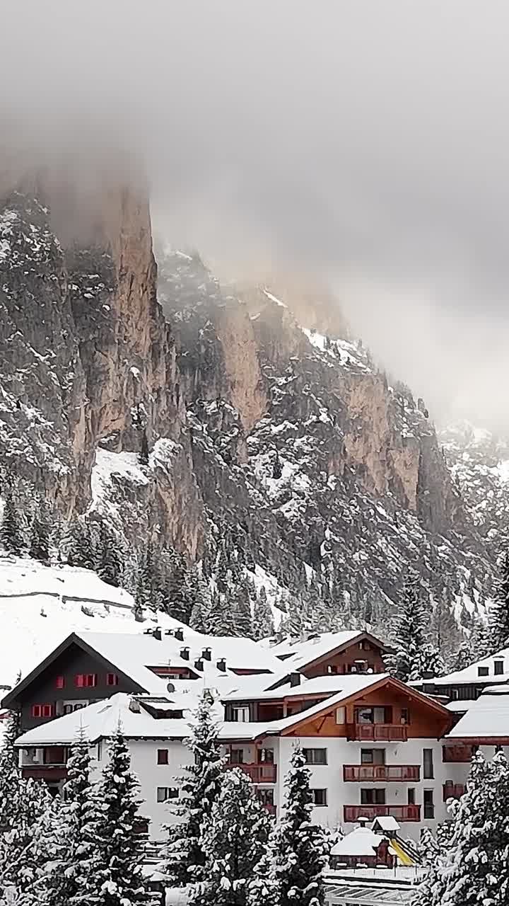 Villaggio alpino innevato sulle Alpi italiane durante la stagione invernale