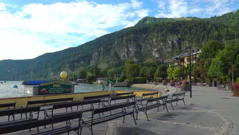 seepromenade of saint gilgen spa town with view to lake wolfgang