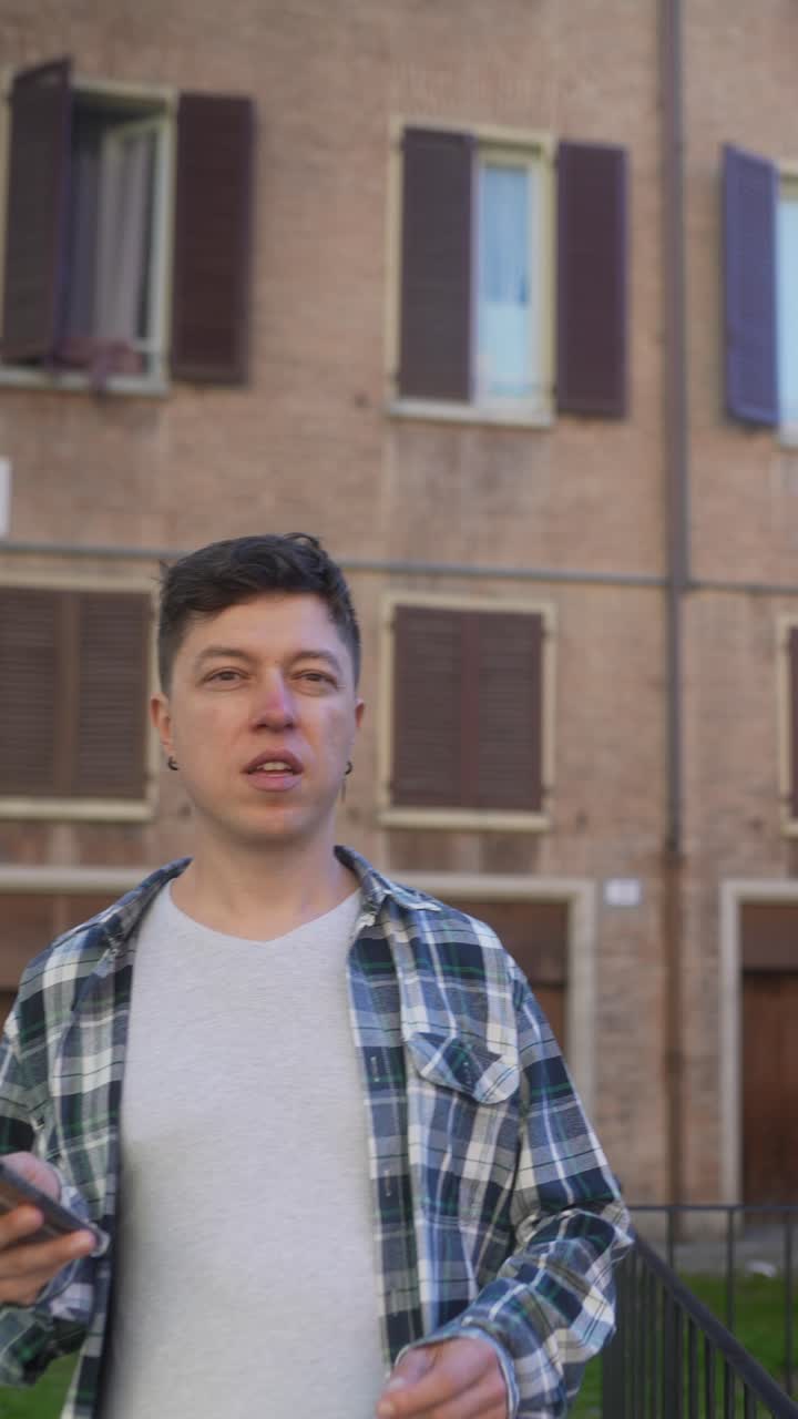 도시 거리에서 스마트폰을 들고 있는 남자