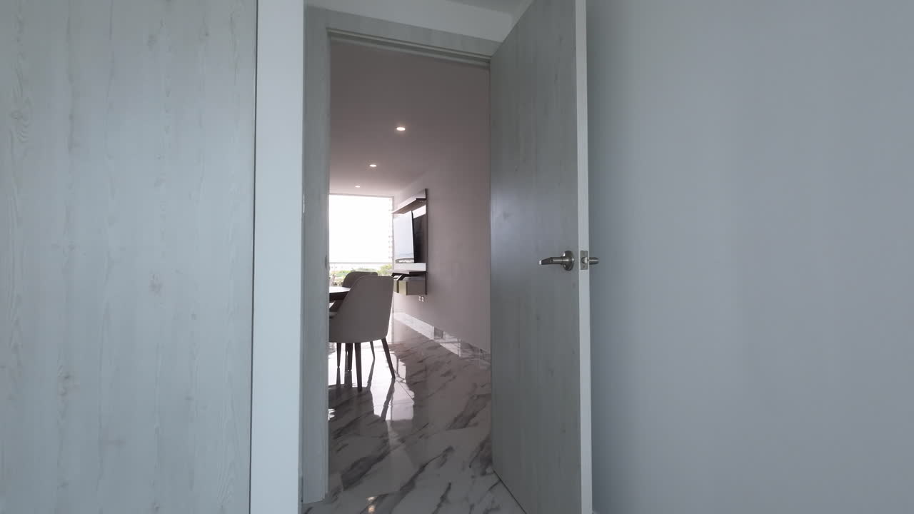 mirando dentro de la propiedad de apartamentos modernos en punta centinela, santa elena, ecuador