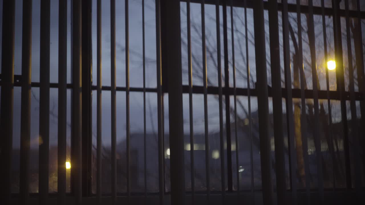 noche cayendo sobre la ciudad a través de la ventana de un apartamento