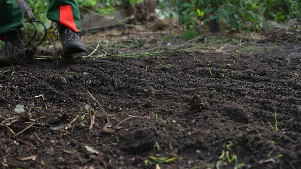 agricultor trabajando el suelo, concepto agrícola