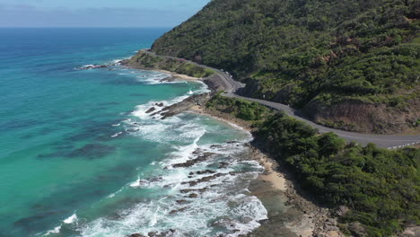 Kurviger-Zweispuriger-Autobahnverkehr-An-Der-Südküste-Australiens-Aus-Der-Luft