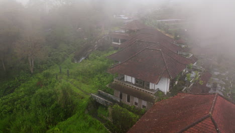 La-Niebla-Sobre-Un-Hotel-Desierto-Realza-El-Aura-Misteriosa-Del-Entorno.