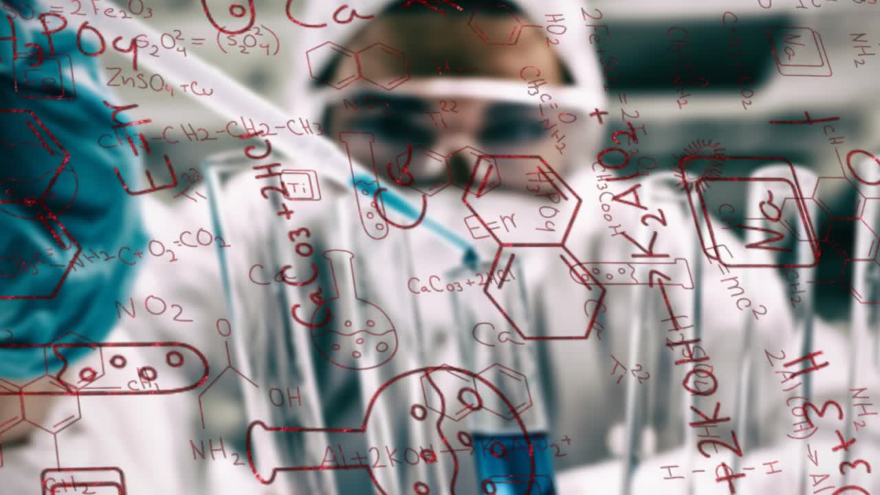 Ricercatore che prende una pipetta e aggiunge una soluzione blu in una provetta, con formule su una lavagna trasparente.