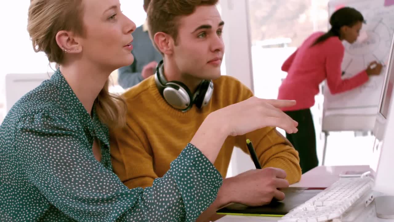 editores de fotos trabajando juntos en el escritorio