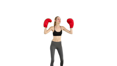 modelo en forma animando con guantes de boxeo rojos