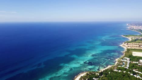 Una-Impresionante-Toma-Panorámica-Elevada-De-Playa-Del-Carmen,-Costa-Mexicana