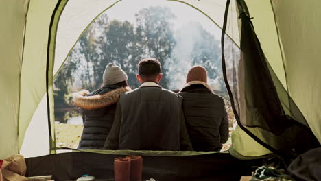 Naturgruppe,-Campingzelt-Und-Menschen-Entspannen-Sich