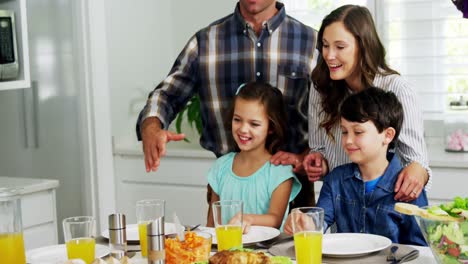 Familia-Comiendo-Juntos-De-Forma-Saludable-En-Casa