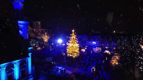 Beauty-of-Kaunas-Christmas-tree-2022,-aerial-ascend-view-during-snowfall