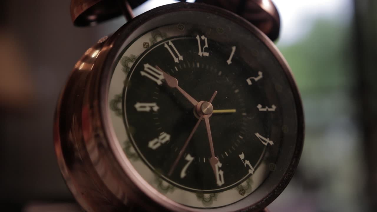 primer plano en el antiguo reloj de campana doble retro con caja de color cobre, 4k