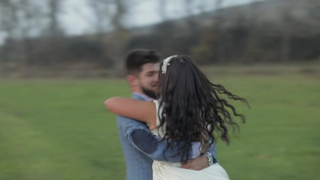 una pareja de bodas corriendo cerca del río de la montaña. el novio y la novia enamorados.