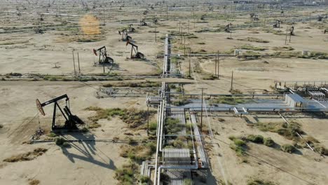 antena de bombas en un campo de fractura, perforación de petróleo, concepto de crisis climática