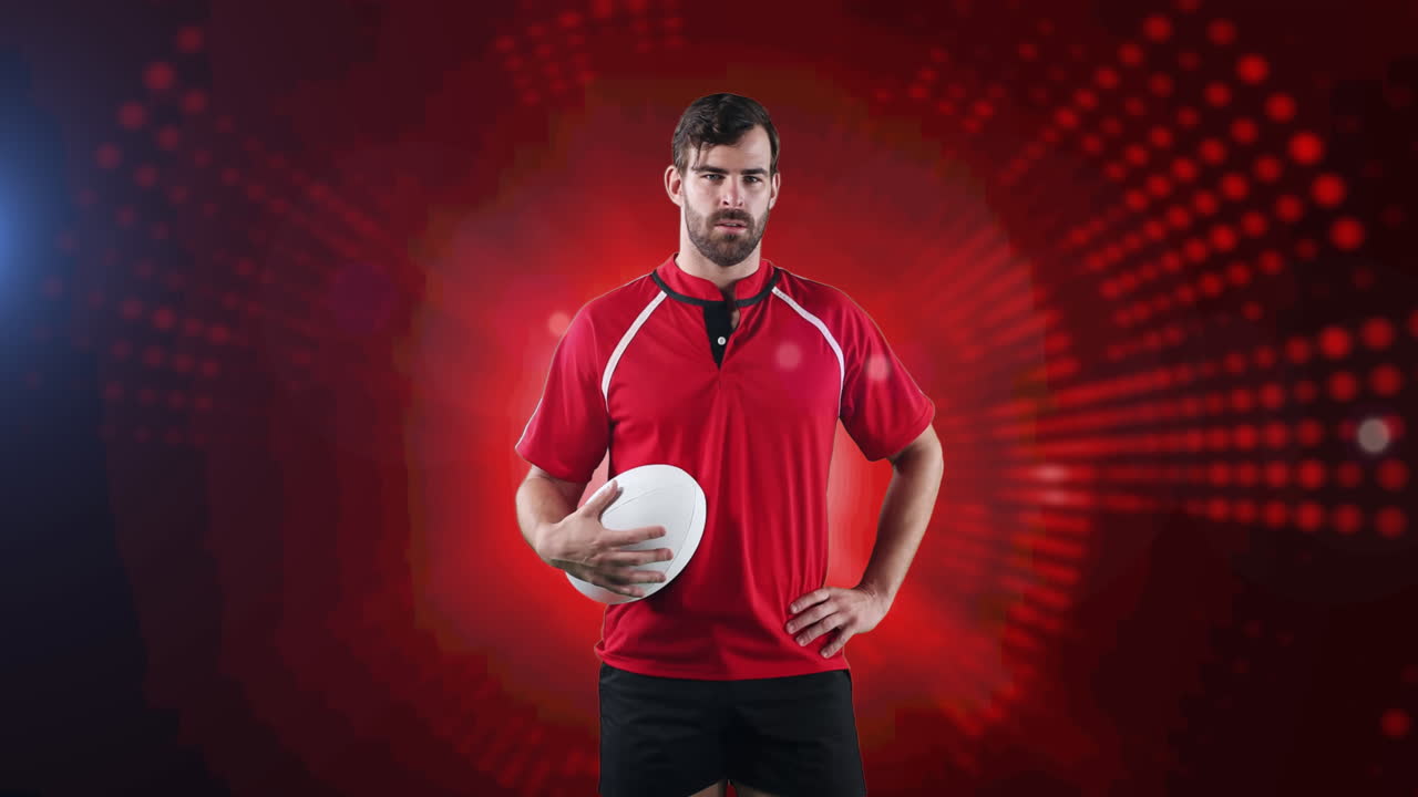 jugador de rugby masculino caucásico sosteniendo una pelota de rugby de pie contra un escáner redondo en fondo rojo