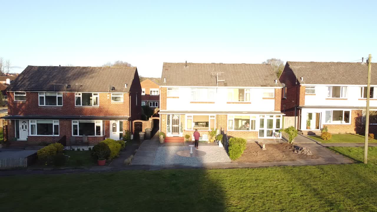 toma de distancia de un hombre que se aleja de la cámara y se sienta en un banco