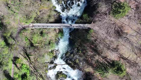 Die-Malerische-Luftperspektive-Einer-Bezaubernden-Fußgängerbrücke-über-Die-Gewässer-Der-Seerenbachfälle,-Gelegen-Zwischen-Amden-Und-Betlis-In-Der-Schweiz