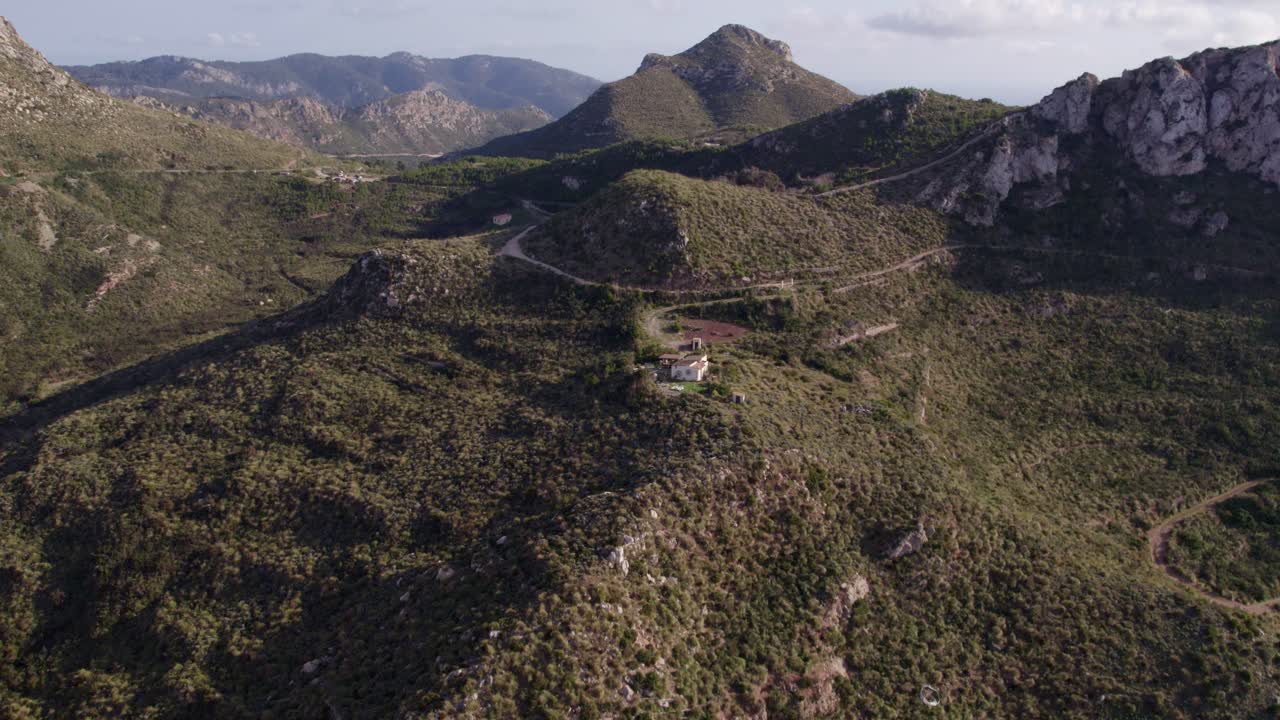 Casa arroccata su scogliere oceaniche lungo la strada, Andratx, Maiorca, Spagna