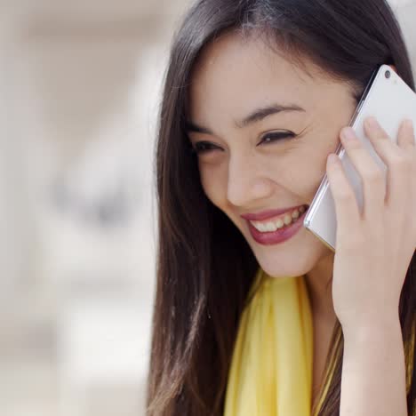 Mujer-Joven-Escuchando-Una-Llamada-En-Su-Móvil