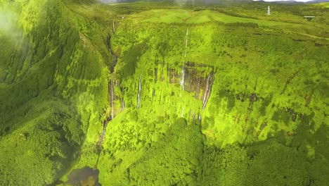 imágenes de drones de la cascada "cascata da ribeira do ferreiro" en la isla de flores azores