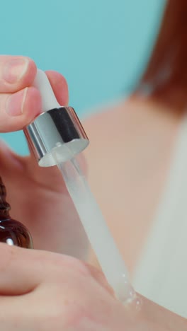 aplicación de suero o loción cutánea en el brazo