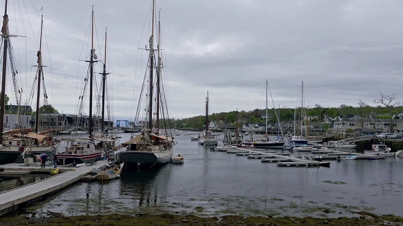 대형 선박과 함께 캠든 메인 (camden maine) 의 해안가