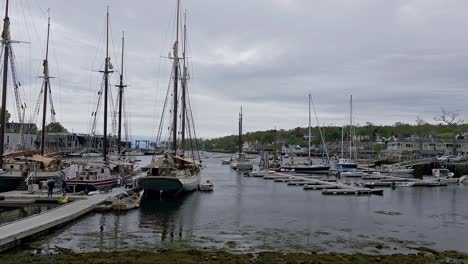 Uferpromenade-In-Camden,-Maine-Mit-Großen-Schiffen