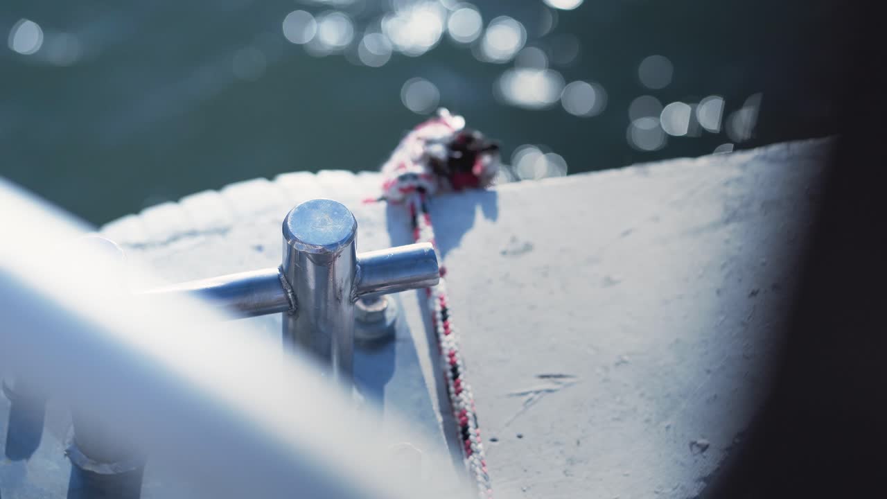 백그라운드에서 바다의 움직임과 항구 계류 로프