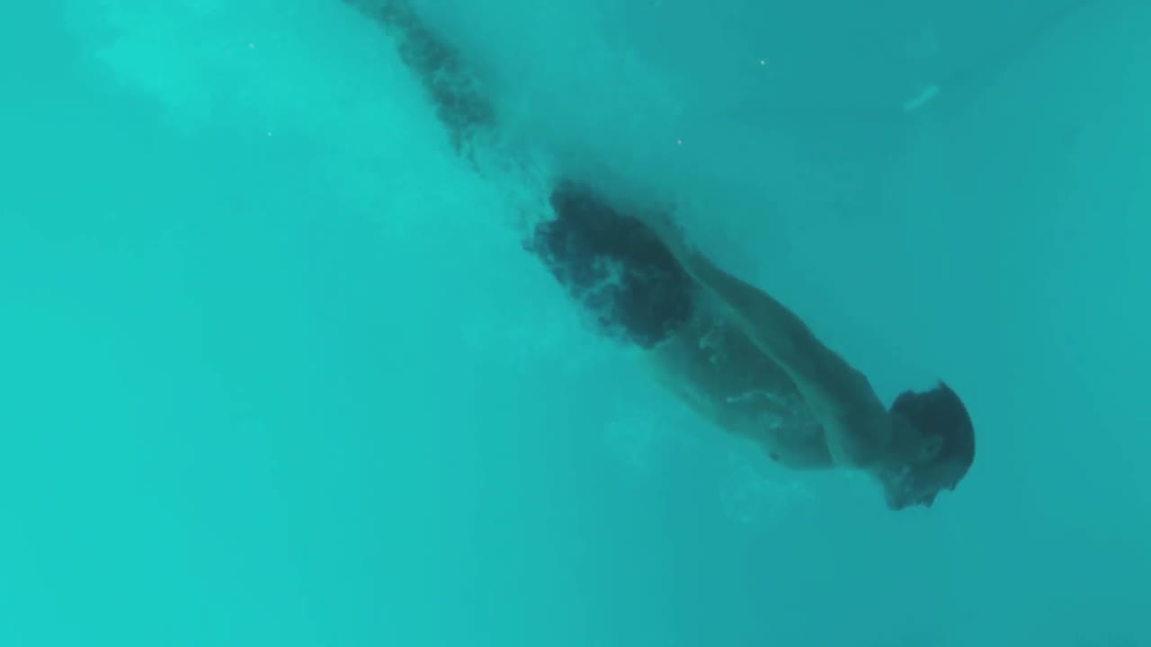 수영장 에서 다이빙 하는 운동 선수 의 수중 전망