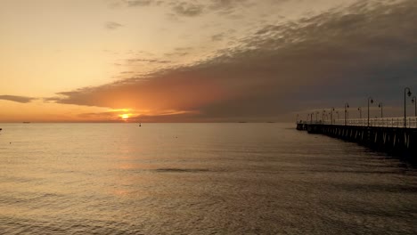 Hermoso-Amanecer-En-El-Lado-Del-Mar