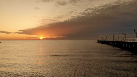 hermoso amanecer en el lado del mar