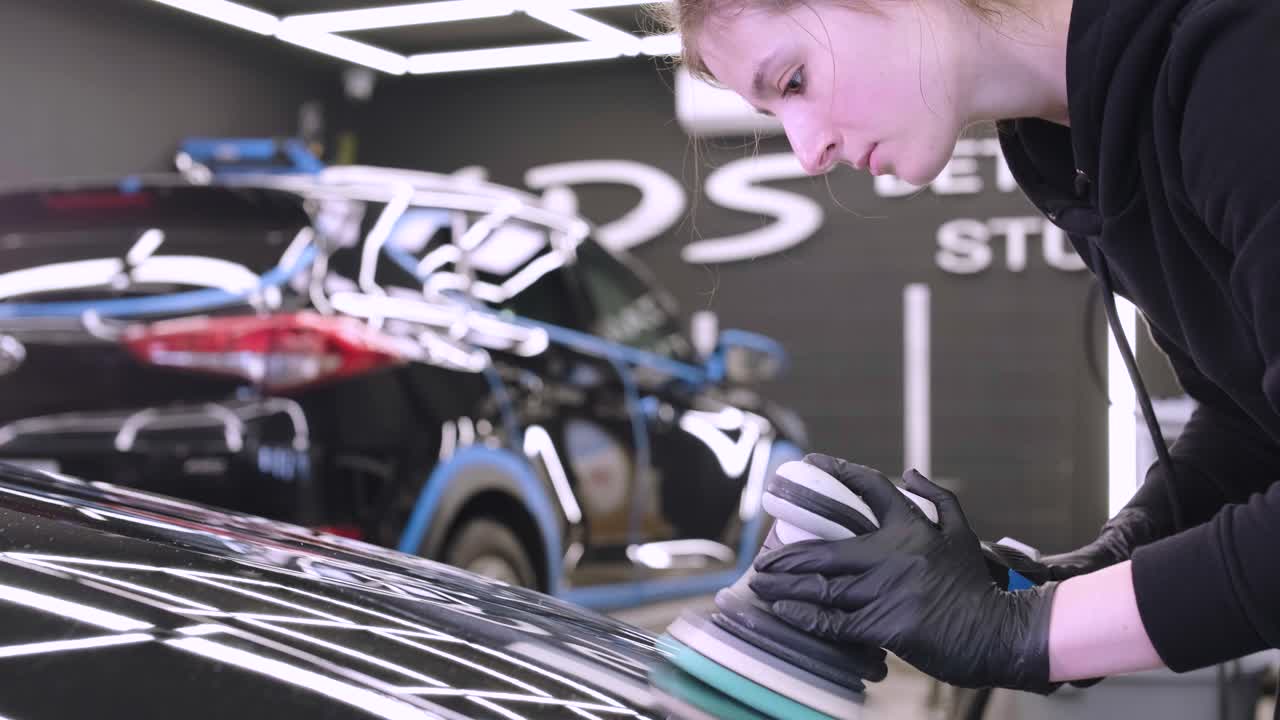 detallado profesional de automóviles utilizando maquinaria y pulidores para la restauración de pintura.